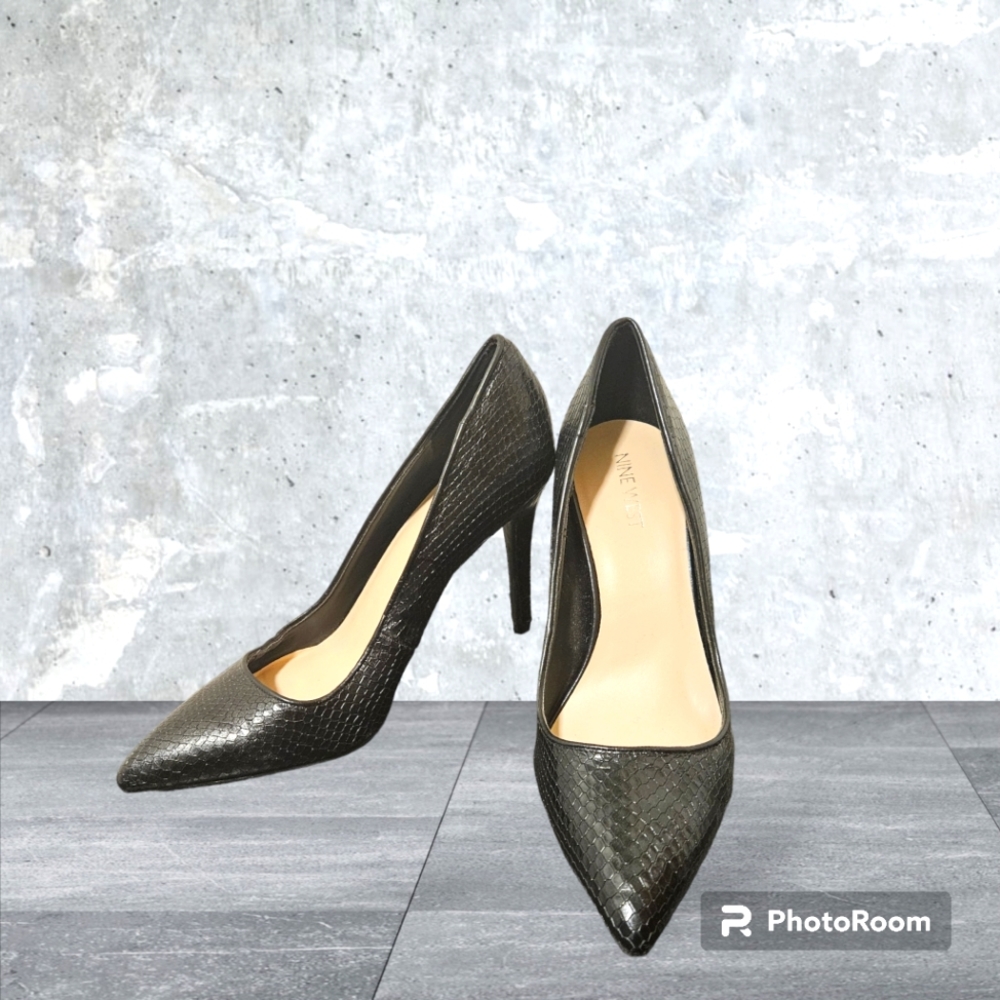 Nine West black leather Pump